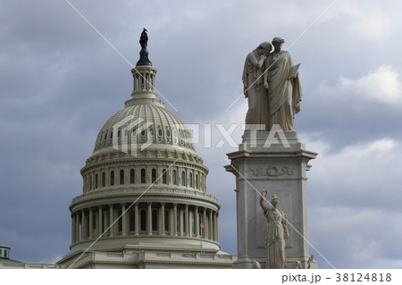 ナショナル モールからのPeace Monument と United States Capitol ナショナル モールからのPeace Monument と United States Capitol 38124818
