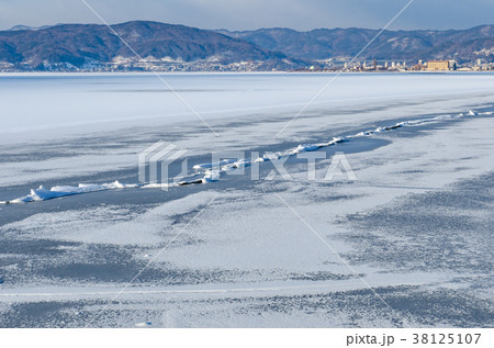 信州の風景　諏訪湖の御神渡り　長野県下諏訪町 38125107
