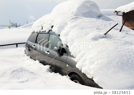 平成３０年豪雪で雪に埋まる自動車（山陰 松江市美保関町） 38125651