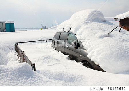 平成３０年豪雪で雪に埋まる自動車（山陰 松江市美保関町） 38125652