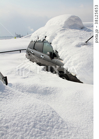 平成30年豪雪で雪に埋まる自動車(山陰 松江市美保関町) 平成30年豪雪で雪に埋まる自動車(山陰 松江市美保関町) 38125653