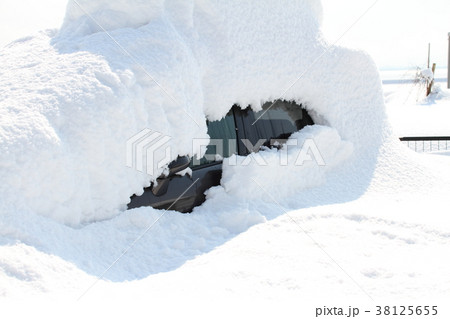 平成３０年豪雪で雪に埋まる自動車（山陰 松江市美保関町） 38125655