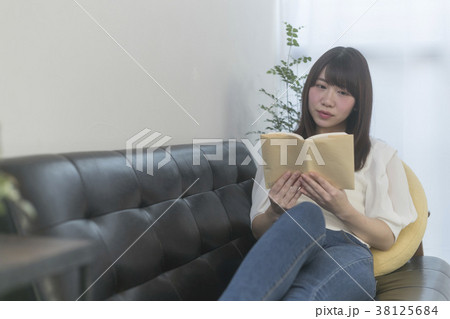 読書をする若い女性 38125684