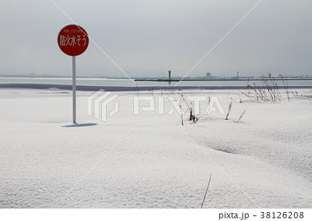 豪雪で雪に埋もれた防火水槽（平成30年 島根県松江市美保関町） 38126208