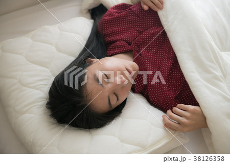 眠る若い日本人女性 眠る若い日本人女性 38126358