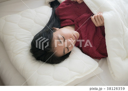 眠る若い日本人女性 眠る若い日本人女性 38126359
