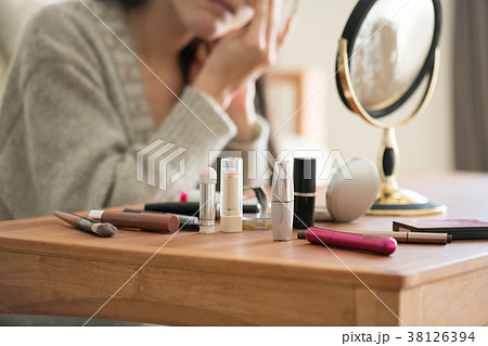 メイクをする女性 コスメ 化粧品 メイクをする女性 コスメ 化粧品 38126394