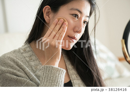 ファンデーションを塗る若い女性 38126416