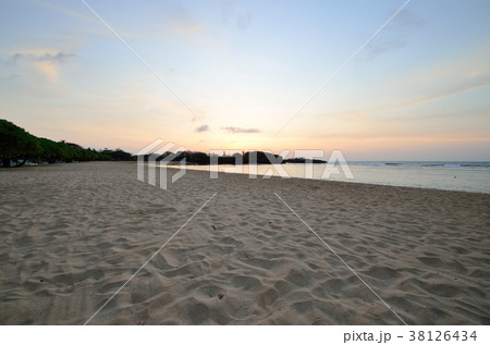 朝のNusa Dua Beach 38126434