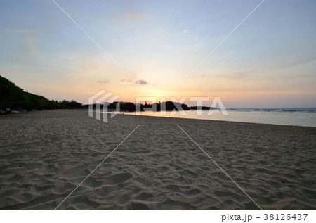 朝のNusa Dua Beach 38126437