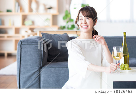 若い女性（ワイン） 38126462