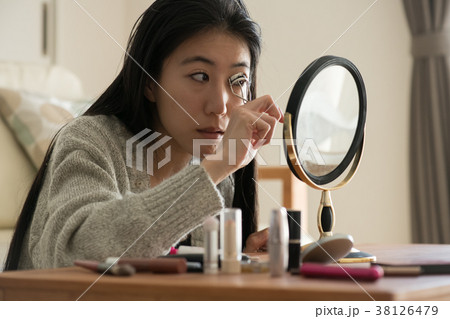 ビューラー メイクをする若い女性 ビューラー メイクをする若い女性 38126479