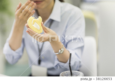 ケーキを食べるビジネスウーマン ケーキを食べるビジネスウーマン 38126653
