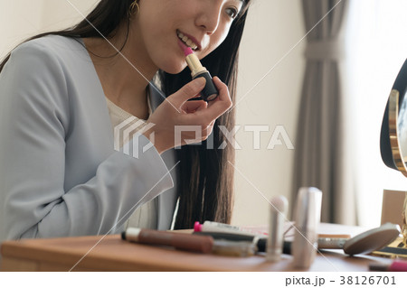 口紅を塗るビジネスウーマン 口紅を塗るビジネスウーマン 38126701