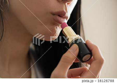 口紅を塗る若い女性　口元 38126788