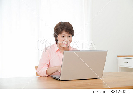 パソコンを使うシニア女性 インターネットをする女性 パソコンを使うシニア女性 インターネットをする女性 38126819