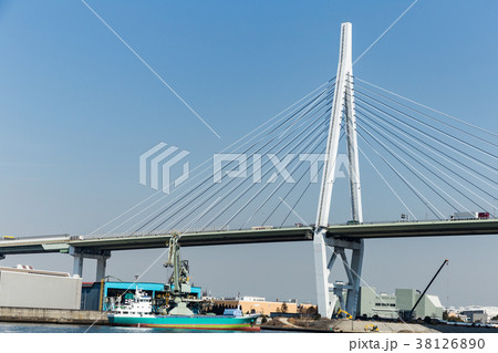 大阪、安治川河口の風景。阪神高速5号湾岸線、天保山大橋。 大阪、安治川河口の風景。阪神高速5号湾岸線、天保山大橋。 38126890