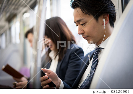 電車 通勤 音楽 スマホ 撮影協力 京王電鉄株式会社 の写真素材