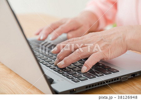パソコンを使うシニア女性の手元　インターネットをする女性 38126948