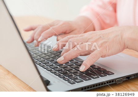 パソコンを使うシニア女性の手元 インターネットをする女性 パソコンを使うシニア女性の手元 インターネットをする女性 38126949