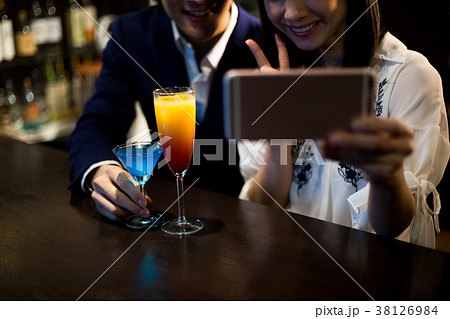 若い男女(バーカウンター) 若い男女(バーカウンター) 38126984