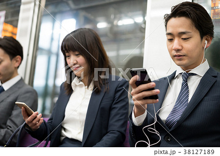 電車 通勤 音楽 スマホ 撮影協力「京王電鉄株式会社」 電車 通勤 音楽 スマホ 撮影協力「京王電鉄株式会社」 38127189