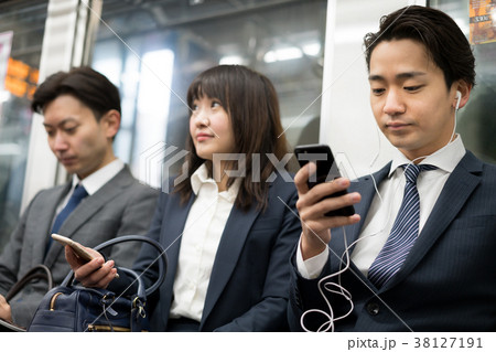 電車 通勤 音楽 スマホ 撮影協力 京王電鉄株式会社 の写真素材