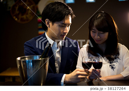 若い男女（バーカウンター） 38127264