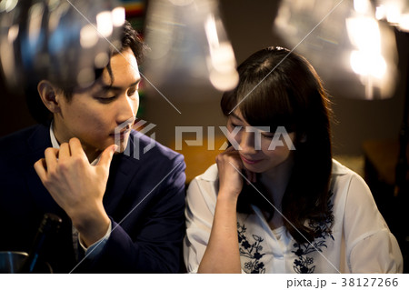若い男女（バーカウンター） 38127266