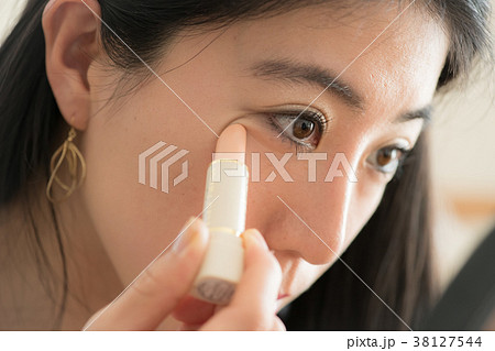 コンシーラーを塗る若い女性 コンシーラーを塗る若い女性 38127544