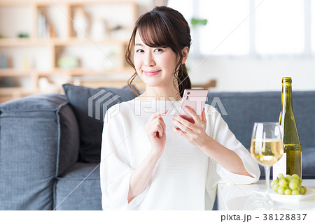 若い女性（スマホ） 38128837