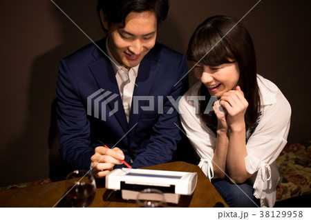 若い男女（カラオケ） 38129958