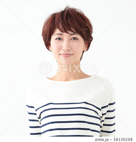 ミドル女性　ショートヘア 38130208