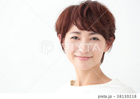 ミドル女性 ショートヘアの写真素材