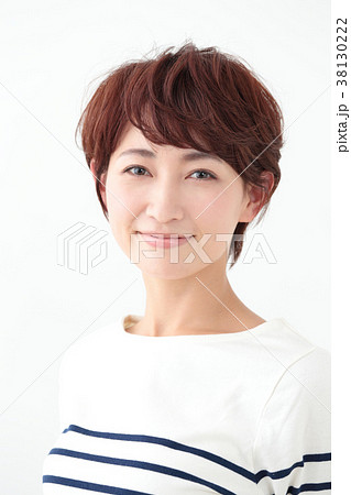 ミドル女性 ショートヘアの写真素材