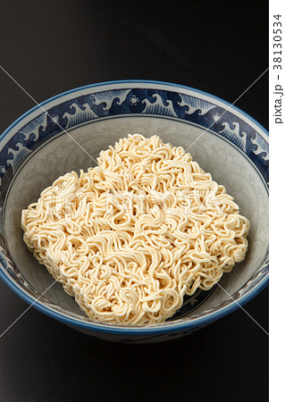 インスタントラーメンの麺 インスタントラーメンの麺 38130534