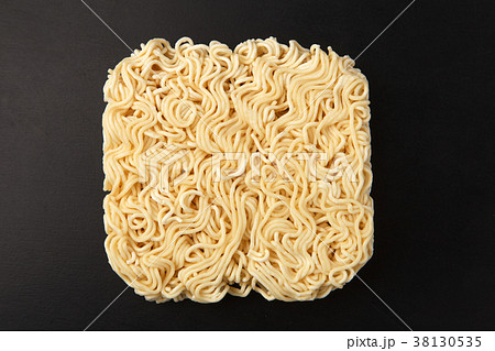 インスタントラーメンの麺 38130535