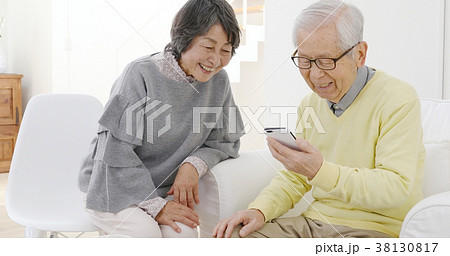 スマートフォンを見るシニア 38130817