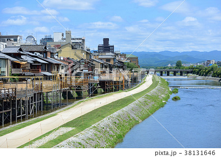 鴨川と川床 38131646