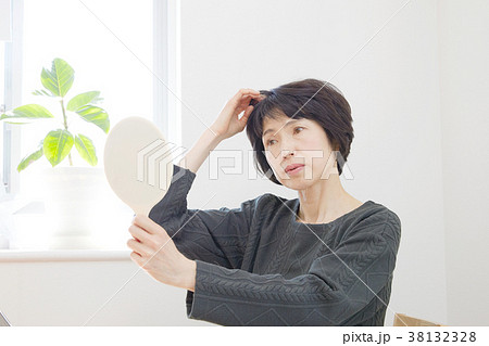 ミドル女性 ヘアチェックの写真素材
