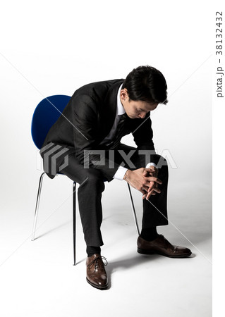 椅子に座るビジネスマン 椅子に座るビジネスマン 38132432