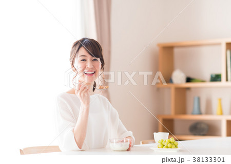 若い女性（朝食） 38133301