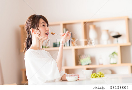 若い女性(朝食) 若い女性(朝食) 38133302