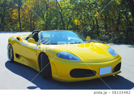 黄色いスポーツカー 輸入車の写真素材