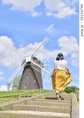 風車と女の子 38134786