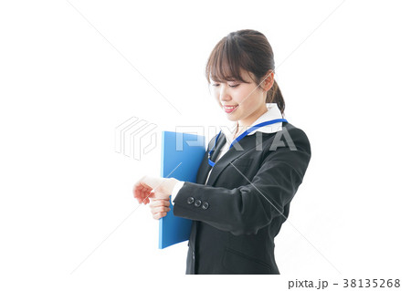 時計を確認するビジネスパーソン 時計を確認するビジネスパーソン 38135268