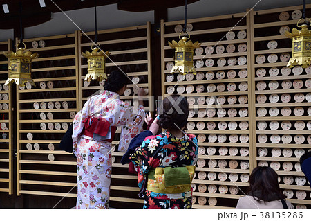 鏡絵馬と着物の女性 38135286