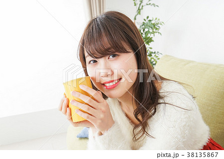 お洒落をする女性 38135867