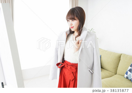 お洒落をする女性 38135877