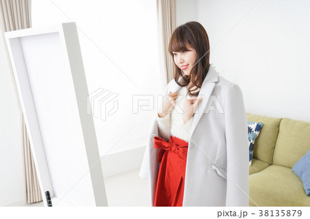 お洒落をする女性 38135879